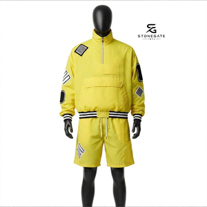 Conjunto Deportivo Personalizado con Capucha, Chaqueta Cortavientos y Pantalones Cargo, Diseño Deportivo, Poliéster, Unisex, 2026 - Product Image 1