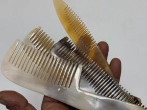 Peigne à cheveux artisanal en corne naturelle, peigne démêlant à dents larges, peigne de toilettage artisanal poli pour accessoires de soins capillaires en salon - Product Image 3