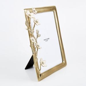 Nouvel arrivage de cadre photo de luxe en métal doré Tables en vrac personnalisées en forme de texture courbe simple européenne moderne - Product Image 6