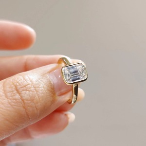 Bague de fiançailles en diamant de laboratoire taille émeraude, sertie clos, or jaune massif 14 carats, solitaire 2 carats, luxe, certifiée IGI - Product Image 5