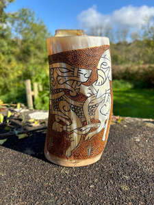 Jarra Vikinga con Grabado de Lobo Salvaje, Jarra Medieval Hecha a Mano para Beber Cerveza, Regalo Único para Bares, Pubs y Fiestas - Product Image 1