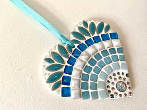 Décoration suspendue artisanale en verre Art Déco en forme de cœur, mosaïque, pour Thanksgiving, faite à la main, ornementale, ETHEREAL BLUSH BLOSSOM - Product Image 4