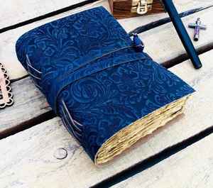 Journal artisanal en cuir bleu à motifs floraux, format A5, papier coton vintage à bords festonnés pour l'écriture, le dessin et les cadeaux - Product Image 2