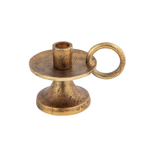 Candelabro moderno de metal con textura dorada, con asa en forma de anillo y forma redonda, perfecto para una decoración elegante de mesa. - Product Image 5