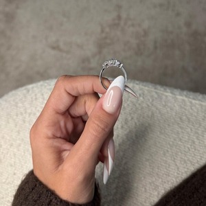 Anillo de Compromiso y Boda con Tres Diamantes Cultivados en Laboratorio, Corte Ovalado, 4 TCW, Media Luna, Oro Sólido de 14k, Certificado IGI - Product Image 5