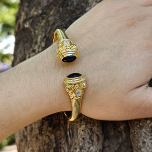 Bracelet manchette plaqué or de haute qualité, onyx noir avec quartz opalite, multi-pierres, style bohème, réglable, unisexe - Product Image 1