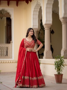 Lehenga Choli en soie rouge brodée, style séquence charismatique, pour femme - Product Image 4