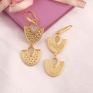 Pendientes de gancho con piedra lunar blanca doble tallada en forma de rombo, de latón macizo chapado en oro de 18k, joyería de moda al por mayor, pendientes de diseñador. - Product Image 3