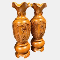 Une paire de vases faits à la main sculptés en bois de rose massif, chacun mesurant 38 cm de haut, design éclatéctique, vase de table