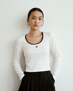 เสื้อยืดครอปคอเหลี่ยมทรงเข้ารูปคุณภาพสูงสำหรับผู้หญิง ปักโลโก้ แห้งเร็ว ระบายอากาศได้ดี ผลิตจากโพลีวิสโคสผสมสแปนเด็กซ์ เหมาะสำหรับใส่ในชีวิตประจำวัน - Product Image 1