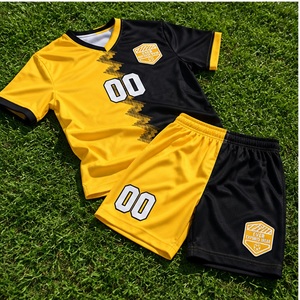 Tenue de football personnalisée jaune et noire avec panneaux, maillot et short de football par sublimation, nouveau design, sur mesure pour les commandes d'équipes scolaires - Product Image 1