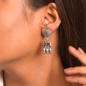 Boucles d'oreilles ethniques tribales Meera Jaipur Nanda en argent plaqué - Product Image 1