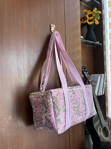Sac de voyage personnalisable en coton biologique grande capacité, élégant, écologique et durable, imprimé à la main, idéal pour les week-ends et la portabilité - Product Image 6
