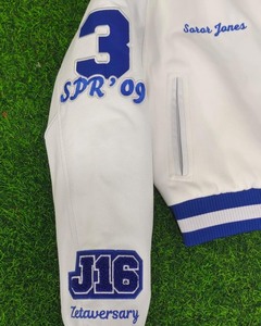 Chaqueta Universitaria de Satén Zeta Phi Beta Blanca y Azul con Parches Bordados de la Hermandad Griega, Fabricante OEM Personalizado, Carcasa de PU Impermeable - Product Image 3