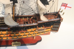 VERSION HAUTEMENT DÉTAILLÉE |   HMS VICTORY PEINTS ET DÉCORÉS |   Modèle de bateau à voile anglais en bois artisanal pour la décoration de la maison et la collection - Product Image 6
