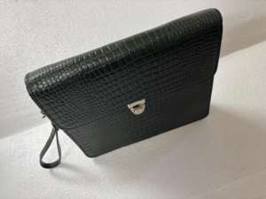 กระเป๋าคลัทช์หนังลายนูนสุดหรู พร้อมตัวล็อคโลหะและสายคล้องข้อมือ สีเขียวเข้ม ดีไซน์หรูหรา - Product Image 2