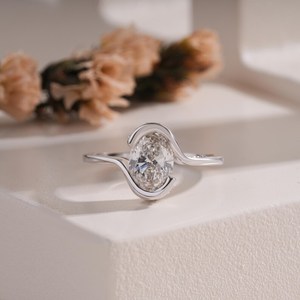 Anillo de banda cruzada de moissanita de corte ovalado de 2 quilates para mujer, plata 925 original, regalo sorpresa para novias - Product Image 1