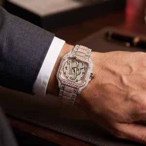 Montre de luxe carrée dorée et argentée, cadran orné de diamants et chiffres romains, mouvement à quartz élégant, étanche 10 bars - Product Image 1