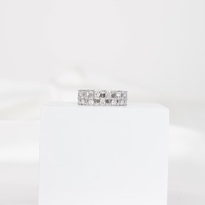 แหวนเพชรทรงเอเมอรัลด์คัทเพาะเลี้ยงในห้องปฏิบัติการ แบบ Eternity Band สำหรับงานแต่งงาน ทองคำแท้ 14K ความกว้าง 5.7 มม. รับรองโดย IGI ผลิตอย่างยั่งยืนสำหรับเจ้าสาว - Product Image 2