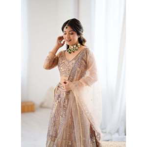 Magnifique Lehenga Choli en soie pour mariages, magnifiquement brodé avec des sequins. - Product Image 1