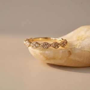 Anillo minimalista de media eternidad con diamantes redondos VS1 cultivados en laboratorio, oro sólido de 14K, hecho a mano, regalo de compromiso para novias. - Product Image 1
