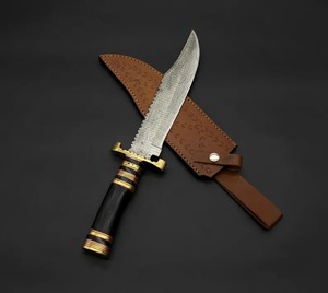 Couteau de chasse artisanal en acier Damas avec lame à pointe dentelée et étui en cuir, conception à lame pleine longueur - Product Image 1