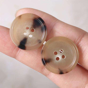 Venta de Fábrica: Botón de Cuerno de Buey Genuino de 4 Agujeros para Abrigo y Camisa - Product Image 6