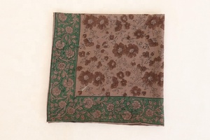 Bandanas imprimées d'inspiration rétro, foulard en coton doux pour le style urbain, les skateurs, les motards et les amateurs de mode - Product Image 4