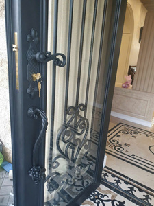 Puertas decorativas exteriores de alta demanda con hierro forjado y vidrio, ideales para mercados residenciales de lujo, fabricadas en Vietnam. - Product Image 2