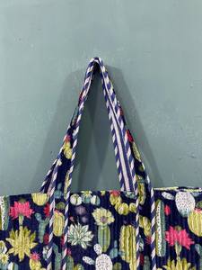 กระเป๋าโท้ทผ้าฝ้ายลายควิลท์แบบ Peacock หูหิ้วยาว สำหรับใช้ช้อปปิ้ง ท่องเที่ยว ไปทะเล ปิดด้วยซิป รับสั่งซื้อจำนวนมาก สำหรับผู้ส่งออก - Product Image 3