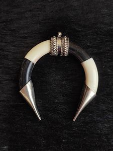 Colgante de luna creciente hecho a mano con hueso de buey y capa de latón - Joyería tribal de origen ético - Product Image 6