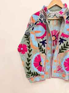 Chaqueta bordada de algodón Suzani hecha a mano para mujer, abrigo étnico vintage de manga larga con bordado floral para mujer - Product Image 3