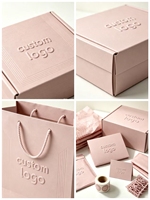 Kit d'emballage rigide personnalisé en papier, comprenant une boîte d'expédition et un sac fourre-tout avec logo en relief, emballage écologique, impression sur mesure.