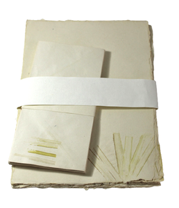 Papel de carta A4 con bordes irregulares (bordes naturales) + sobres con impresiones de hojas frescas, juegos de papelería - Product Image 1