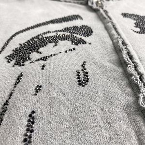 Sweat à capuche gris délavé vintage pour homme avec motif yeux pleurants, style streetwear vieilli, coupe oversize - Product Image 5