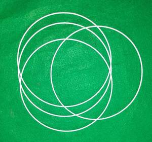 Grand attrape-rêves rond en plumes, fabriqué avec un anneau circulaire en fer, parfait pour la décoration bohème de la maison et comme anneau de base pour abat-jour. - Product Image 2