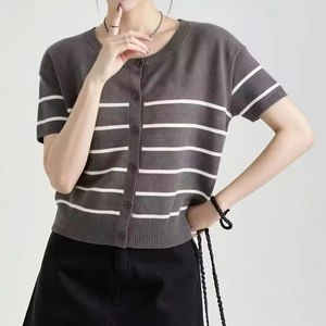 Cardigan en viscose rayé élégant pour femme, pull tricoté à manches courtes, col rond, boutonné sur le devant, idéal pour l'été et les superpositions - Product Image 1