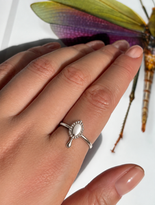 Bague ovale en argent ajustable, bijou fantaisie d'inspiration vintage pour femme - Product Image 1
