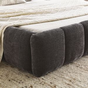 Letto matrimoniale imbottito con testiera in tessuto ciniglia spesso e piattaforma in legno massello - Product Image 5