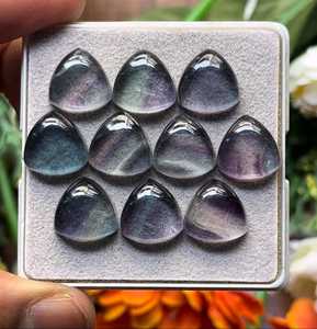 พลอยฟลูออไรต์ธรรมชาติทรงไตรลิออน แบบหลังแบน ขนาด 12x12 มม. - Product Image 3