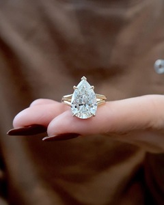 แหวนเพชรทรงลูกแพร์ขนาด 4.50 กะรัต เพชรเพาะเลี้ยง ตัวเรือนทองคำขาว 14K แบบ 5 กรงเล็บ แหวนวงแหวนแยกส่วน แหวนหมั้นแบบโซลิแทร์ - Product Image 6