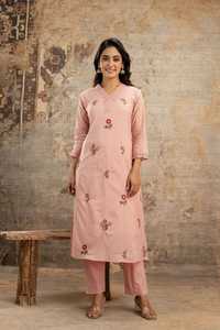Ensemble de costume trois pièces en coton soyeux rose luxueux brodé avec kurta droit, pantalon et dupatta assortis - Product Image 2