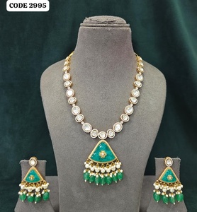 Parure de bijoux de luxe violette Kundan avec pendentif long, ornée de diamants américains et de perles, plaquée or, idéale pour mariages et soirées. - Product Image 2