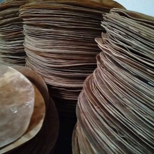 แสดงหนังสัตว์ดิบธรรมชาติที่ไม่ผ่านการฟอกสี เช่น หนังแพะหรือหนังควาย ซึ่งใช้ทำหนังกลอง - Product Image 3