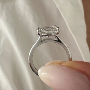 Anillo Solitario Ovalado de 2 Quilates con Diamante Cultivado en Laboratorio E VVS2, Anillo de Compromiso Estilo Catedral, Oro Blanco de 14k, Certificado IGI - Product Image 3