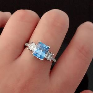 แหวนเงินแท้ประดับอะความารีนทรงบาแกตต์ ดีไซน์ทันสมัย เหมาะสำหรับเป็นแหวนหมั้น แหวนแทนใจ หรือของขวัญวันครบรอบแต่งงาน (ประจำเดือนมีนาคม) - Product Image 4