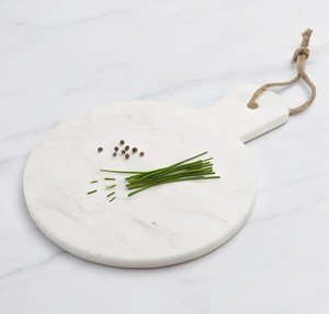 Planche à découper ronde en marbre blanc avec poignée à veines grises et corde de suspension pour le service en cuisine - Product Image 3