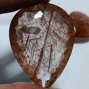 Piedra Preciosa de Cuarzo Rutilado Rojo Natural de Alta Calidad, Facetada en Forma de Pera, con Punta de Cristal en el Interior - Product Image 1