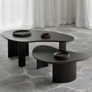 Juego de Mesas de Centro Modernas Minimalistas Negras con Forma Orgánica y Patas Cilíndricas Acanaladas para Sala de Estar, Apartamento u Hotel - Product Image 3