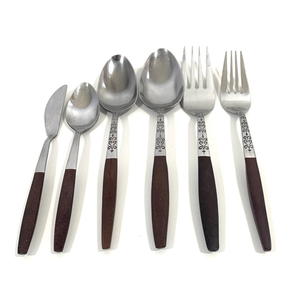 Juego de cubiertos de acero inoxidable de alta calidad con mango de imitación madera, vajilla para mesa, venta al por mayor, para uso en el hogar, hoteles y restaurantes, a excelente precio. - Product Image 1